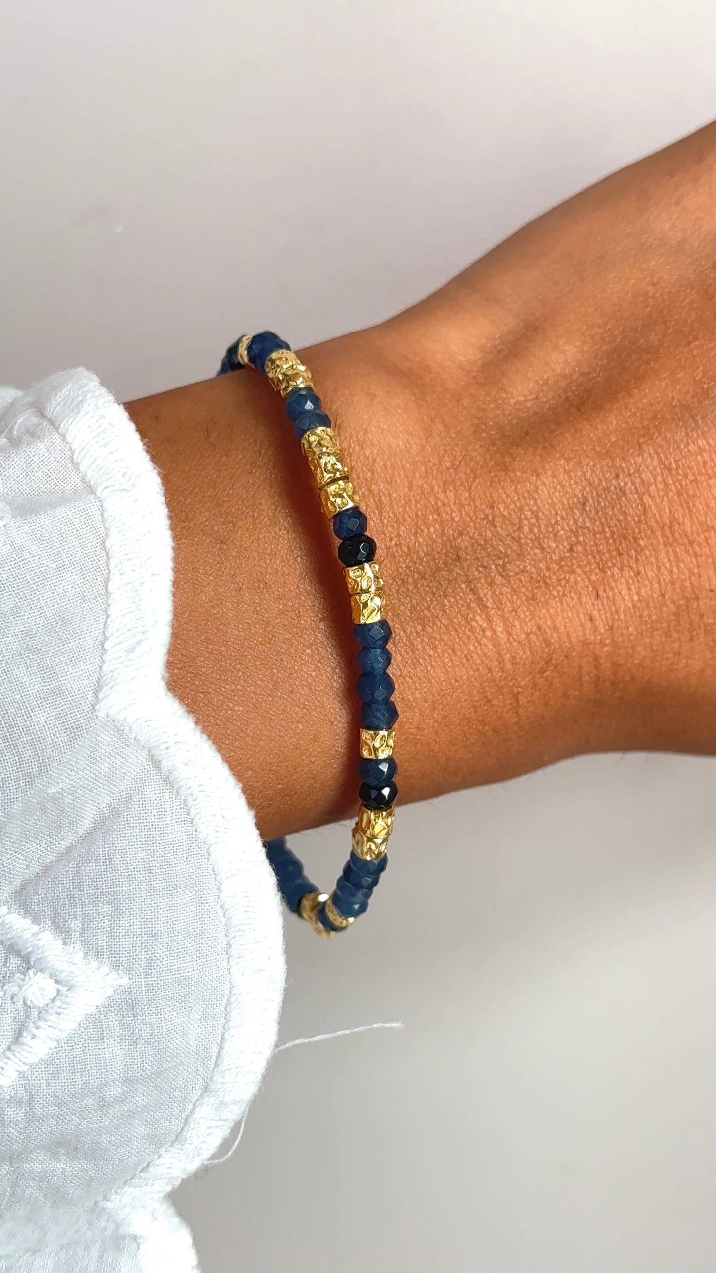 Bracciale blu e sassolini puntellati gold