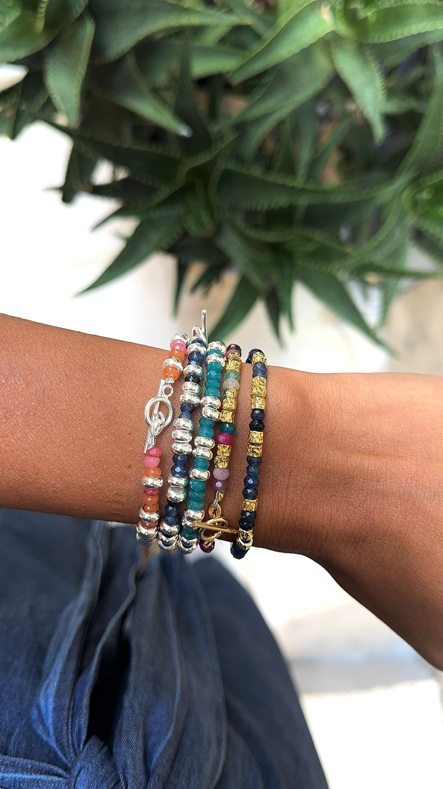 Bracciale blu e sassolini puntellati gold