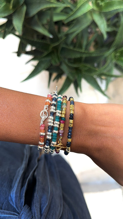 Bracciale blu e sassolini puntellati gold