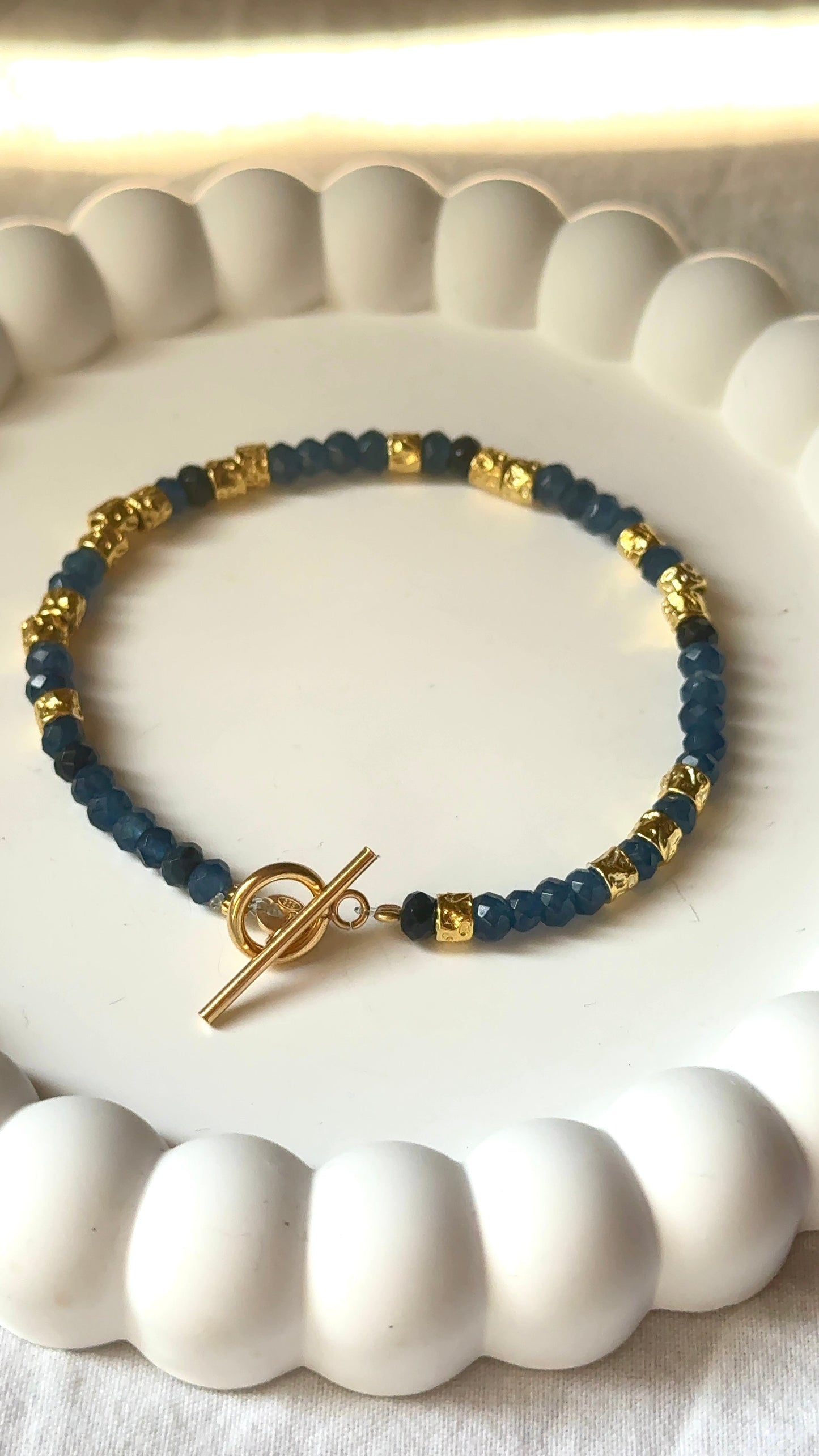 Bracciale blu e sassolini puntellati gold