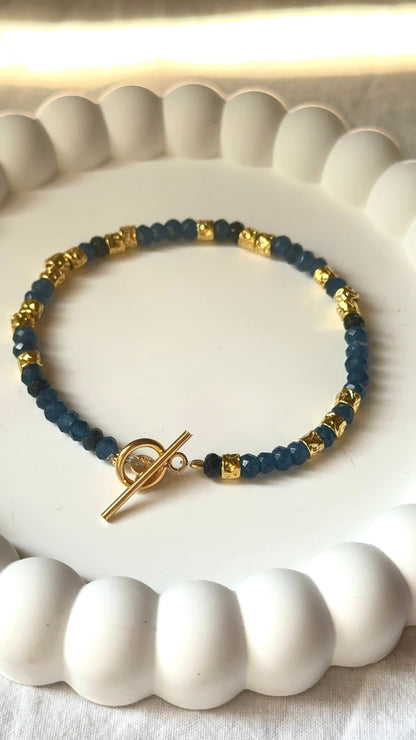 Bracciale blu e sassolini puntellati gold